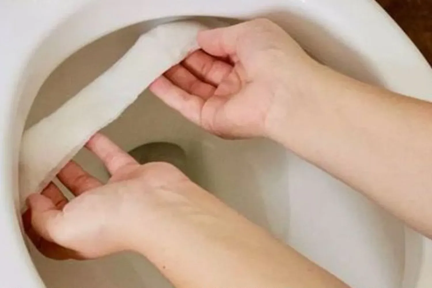 Aha! Zo kom je dus gemakkelijk van die vieze bruine aanslag onder de toiletrand af