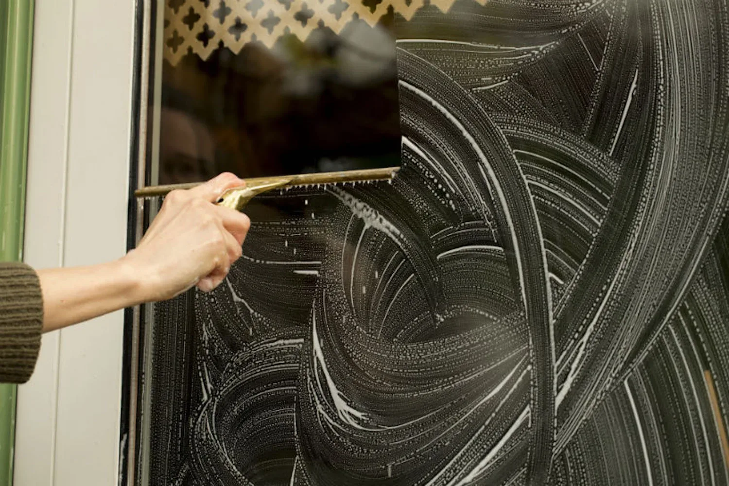 Vrouw deelt haar geheim voor kristalheldere ramen zeg gedag tegen vieze strepen