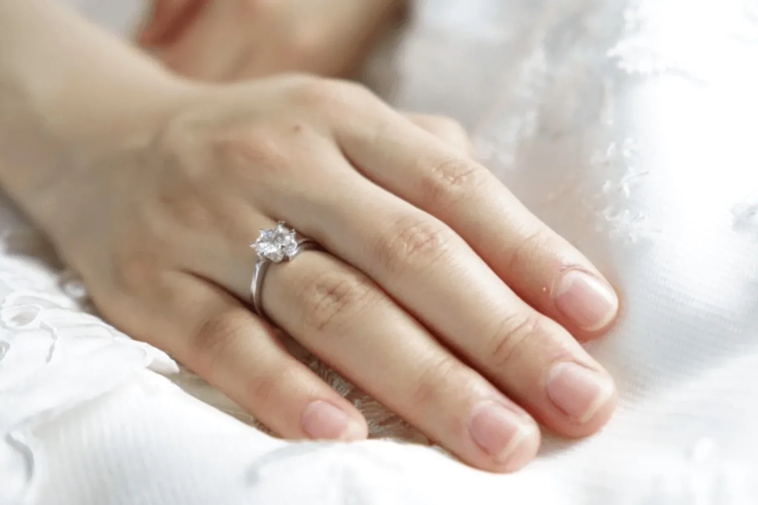 Romy: ‘Ik verkocht de ring die ik van mijn moeder heb gekregen’