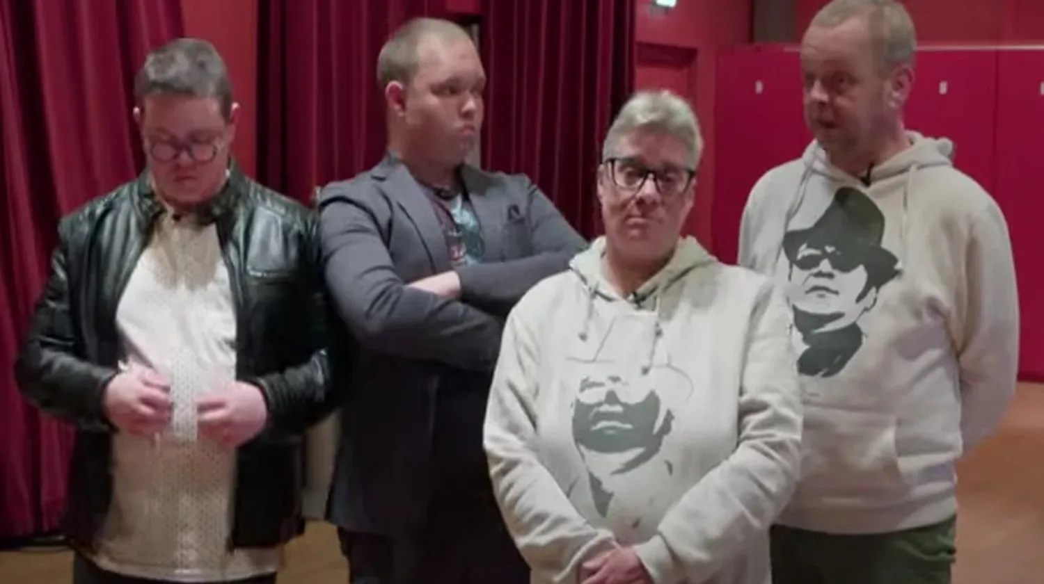 Steenrijk straatarm-kijkers gaan los om bizarre aankoop van arm gezin