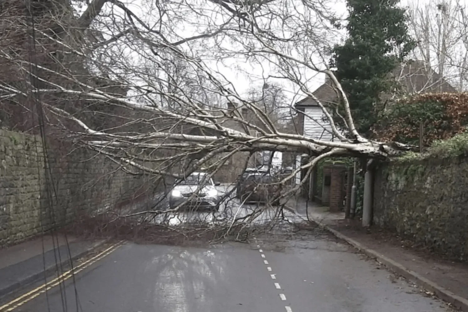 KNMI waarschuwt: “Vanaf 22:00 code oranje in deze provincies”