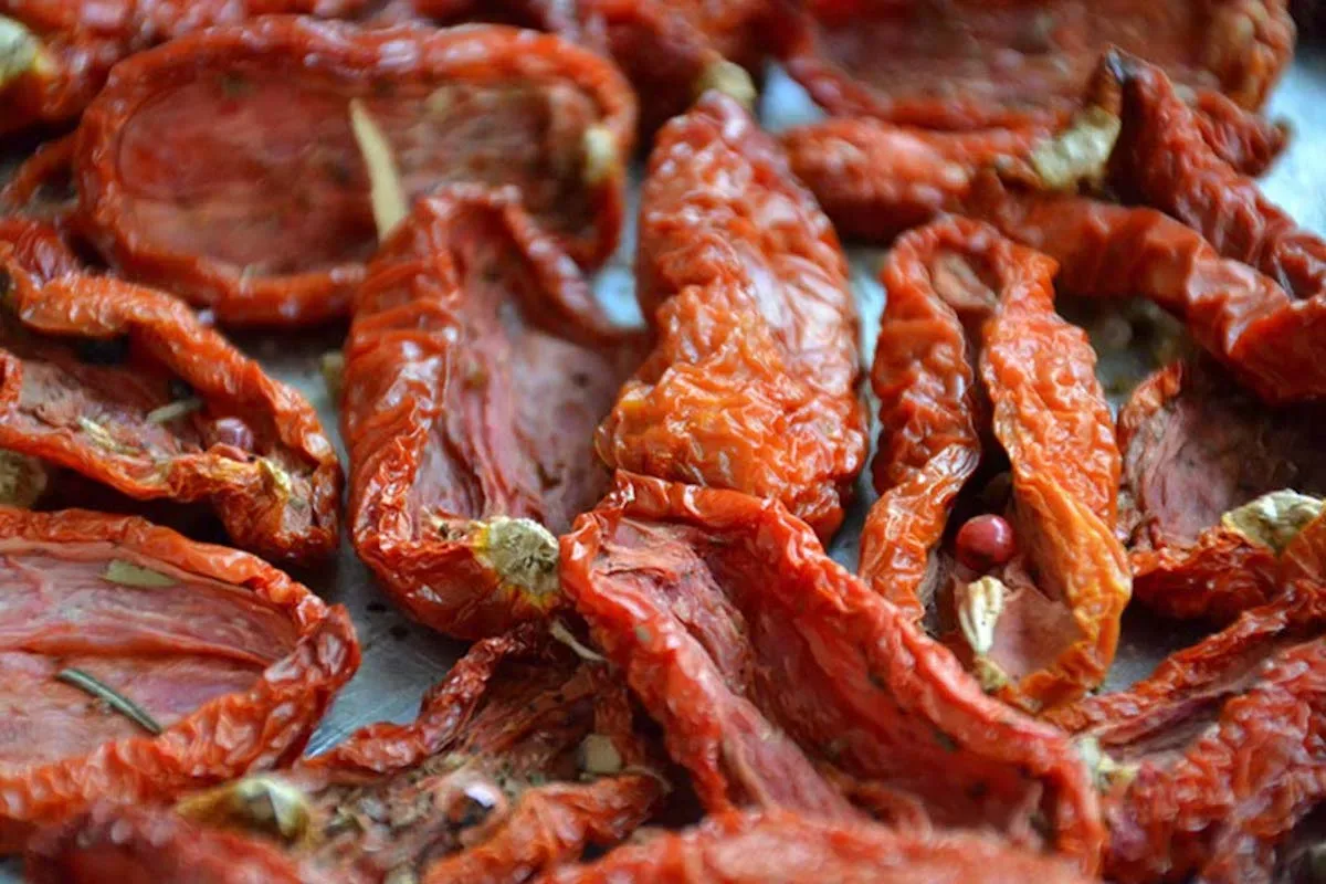 Eet je zongedroogde tomaten? Je wilt echt niet weten wat er eigenlijk in zit!