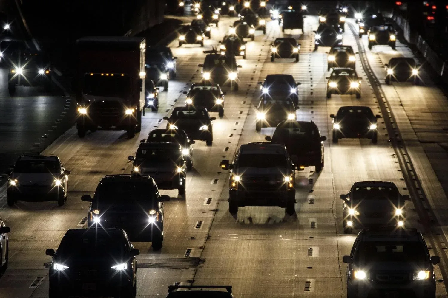 Zo voorkom je dat je verblind wordt door andermans koplampen
