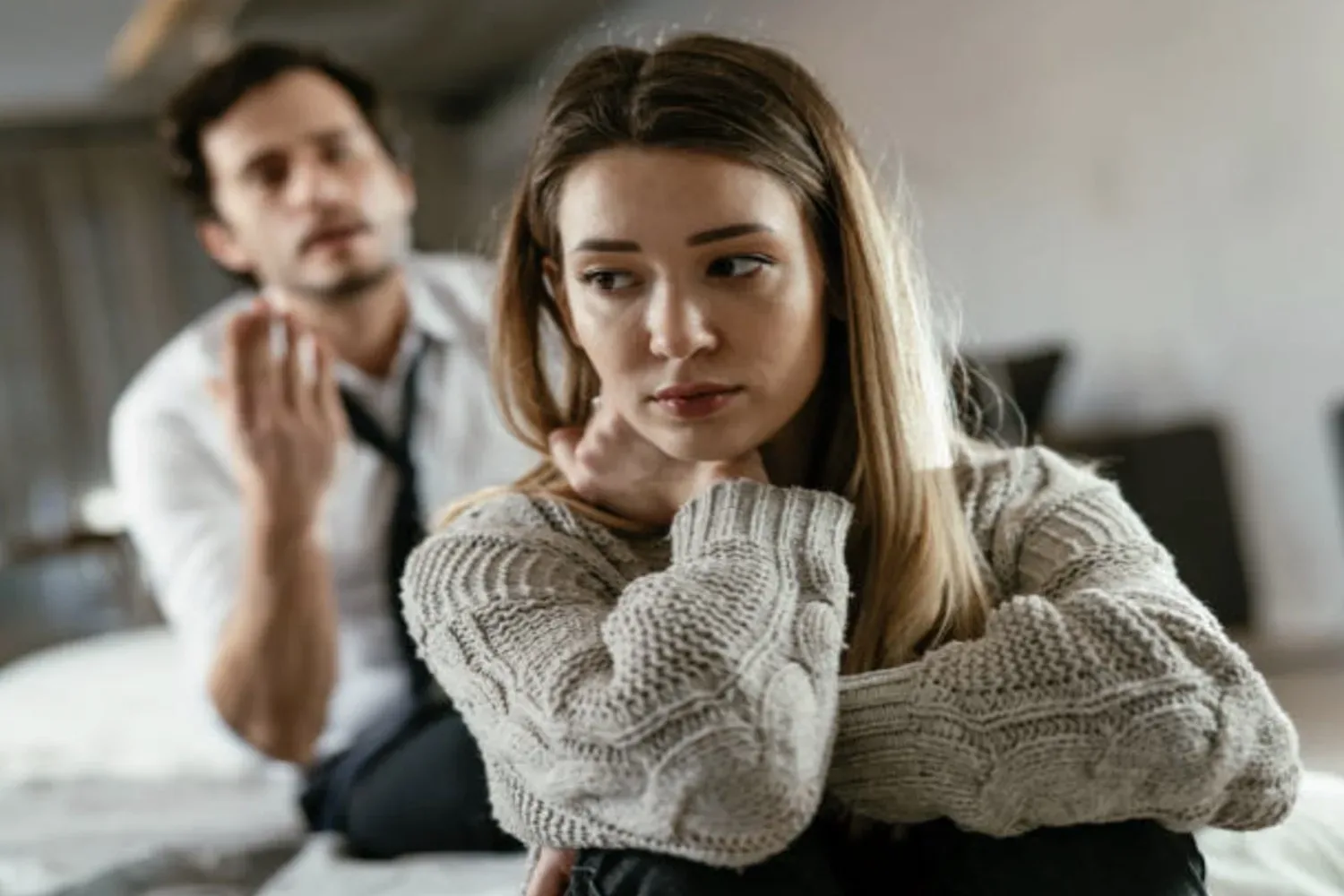 Alex (27): ‘Is het normaal dat mijn vriendin nog steeds met haar ex woont?’