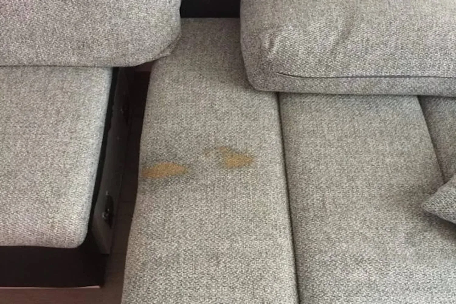 Vlek in je bank? Met dit simpele drankje is het binnen een paar minuten weer schoon!