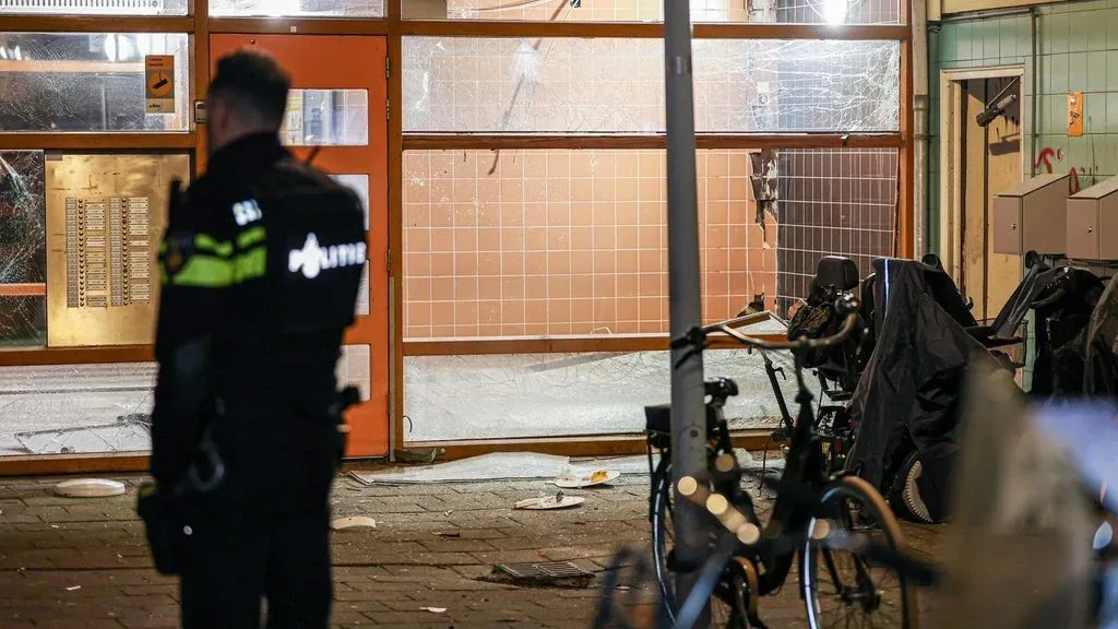 BEELDEN: Explosies in Amsterdam ontvlammen een “grote gang oorlog”