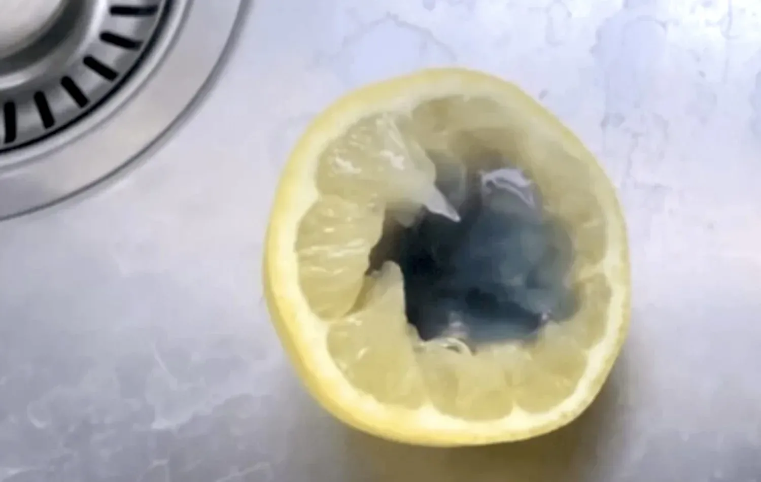 Vieze gootsteen? Dit is de beste schoonmaaktruc (je wilt niet meer anders)