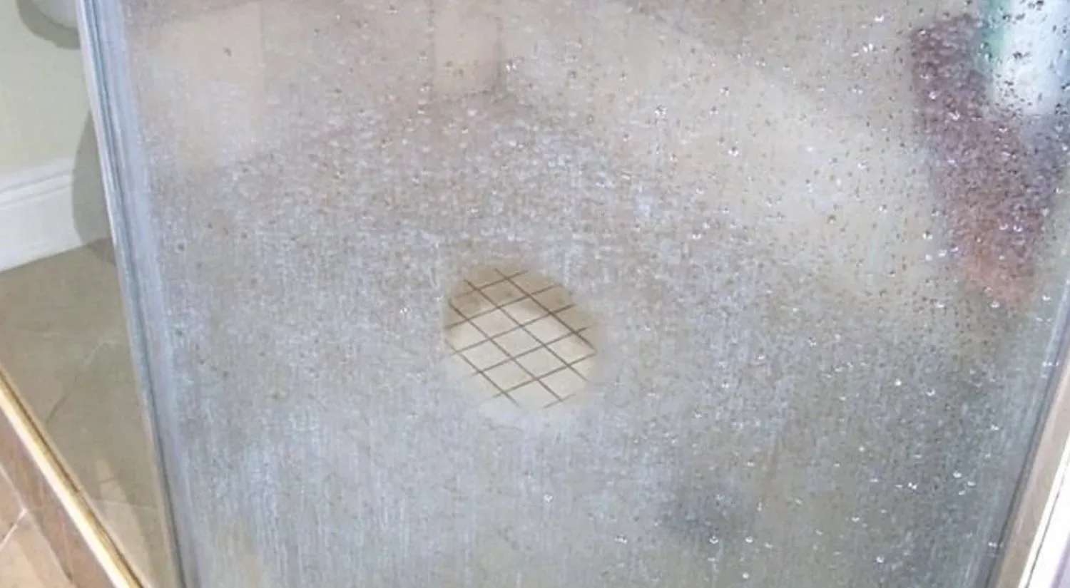 Jouw douchedeuren onder de kalkaanslag? Met dit simpele trucje is het zo weer schoon!