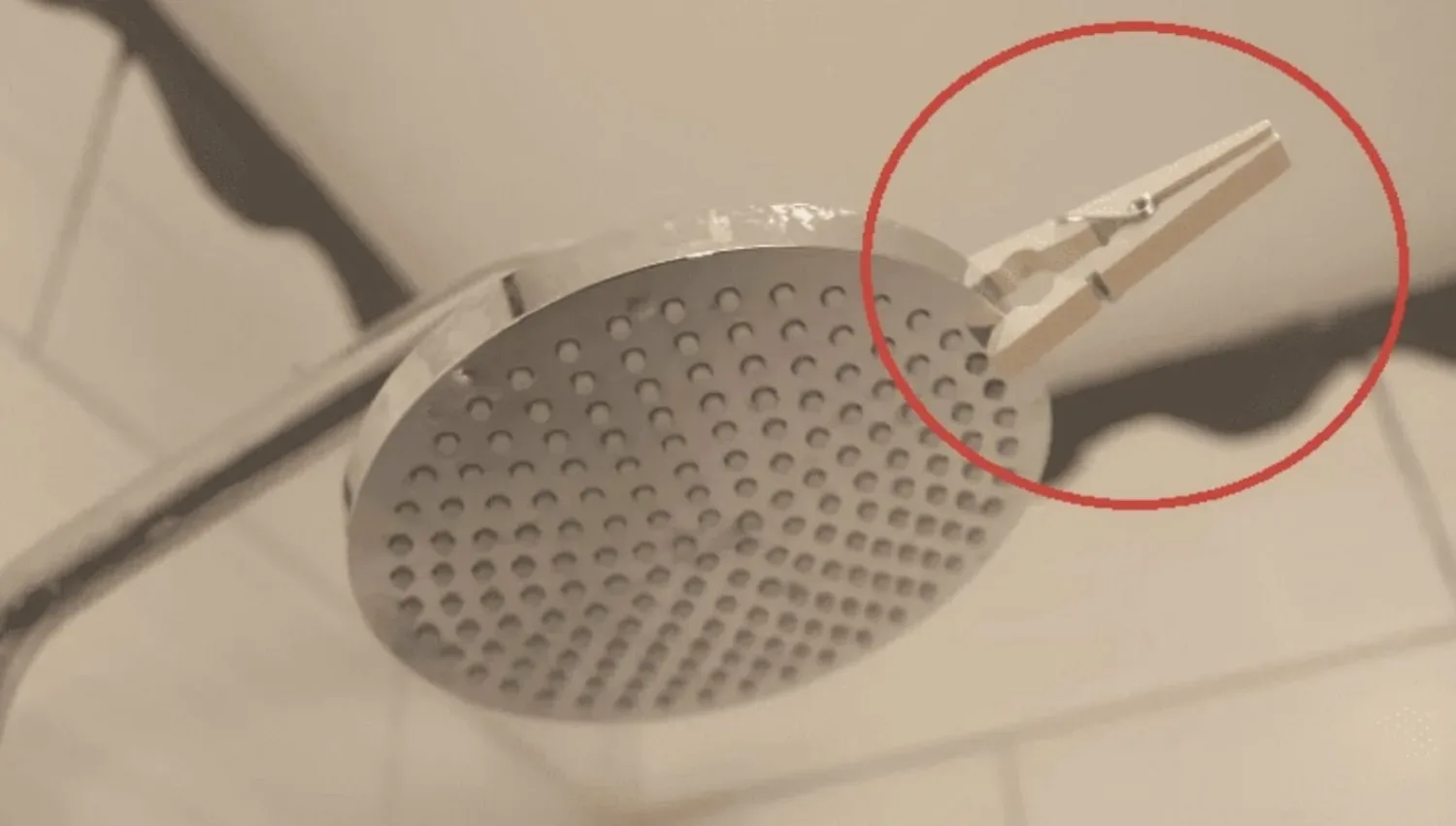 Dit is waarom je een wasknijper op je douche moet doen (geniaal)