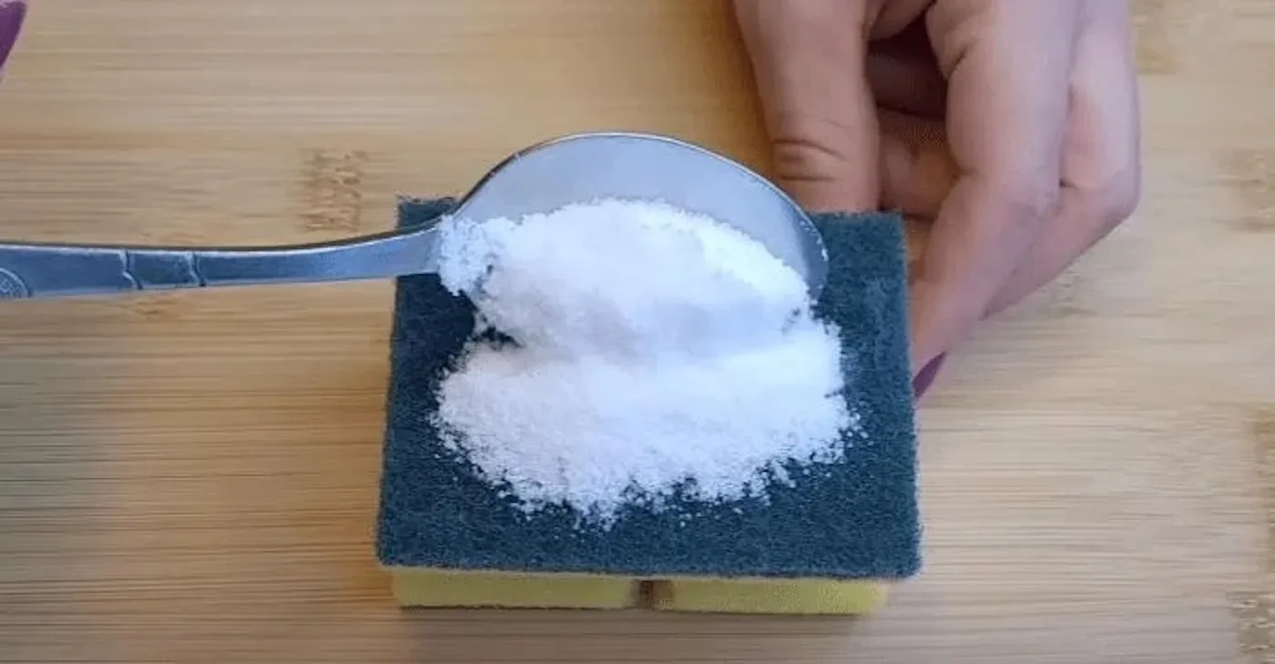 Doe jij ooit zout op je sponsje? Nadat je dit ziet doe je dit altijd!