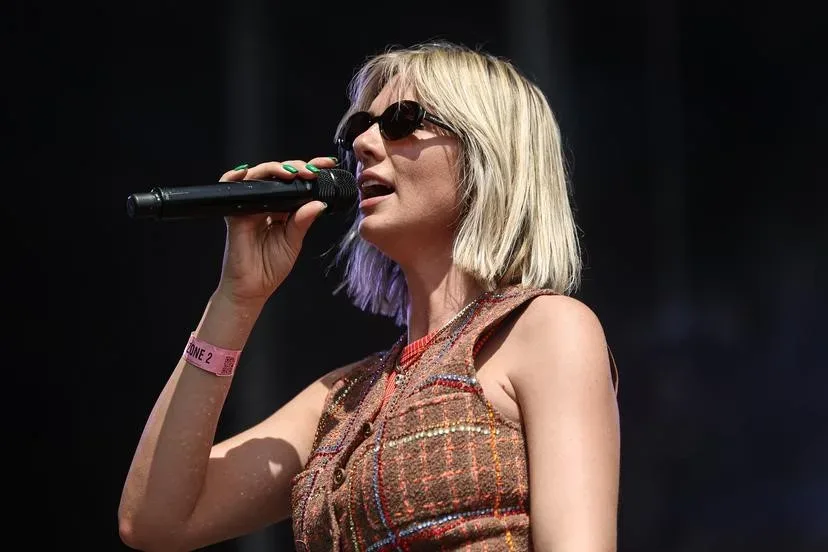 Gelekte foto van Maan zorgt voor grote verontrusting: “Wordt dit de Britney van de Lage Landen?”