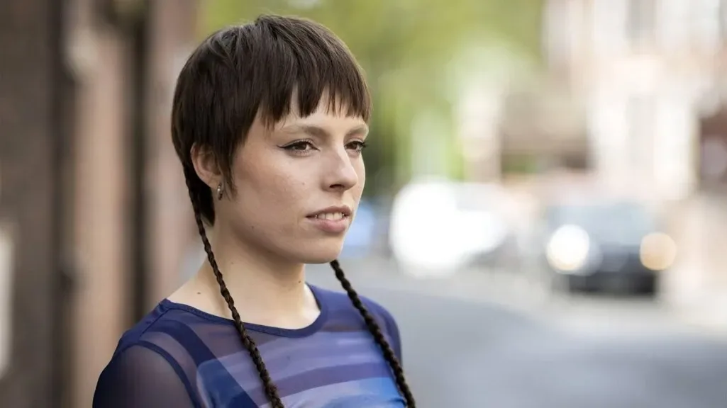 Mia Cooper de “vals zingende artieste” stopt met zingen en gaat voor gekke carrièreswitch