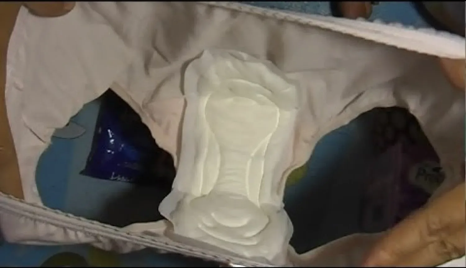 Vrouw vraagt man om ‘maandverband met vleugels’ mee te nemen – Kijk waar hij mee thuiskwam!