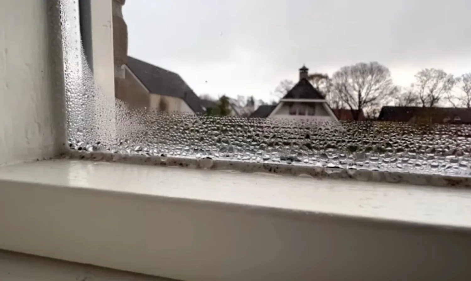 Met deze effectieve truc heb je nooit meer schimmel door natte ramen