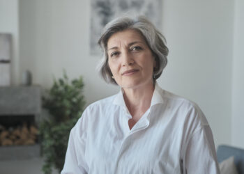 Kate (60): “Ik wil het familie erfstuk niet aan mijn stiefkleindochter geven”