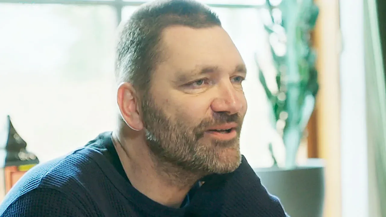 NPO lijkt in te gaan grijpen: ‘Gaan ze Theo Maassen toch wegmoffelen?’