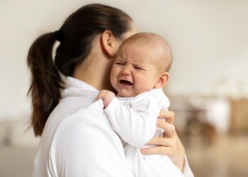 Anna (35): “Onze buurvrouw vind dat ik mijn baby stil moet houden, anders belt ze Veilig Thuis”
