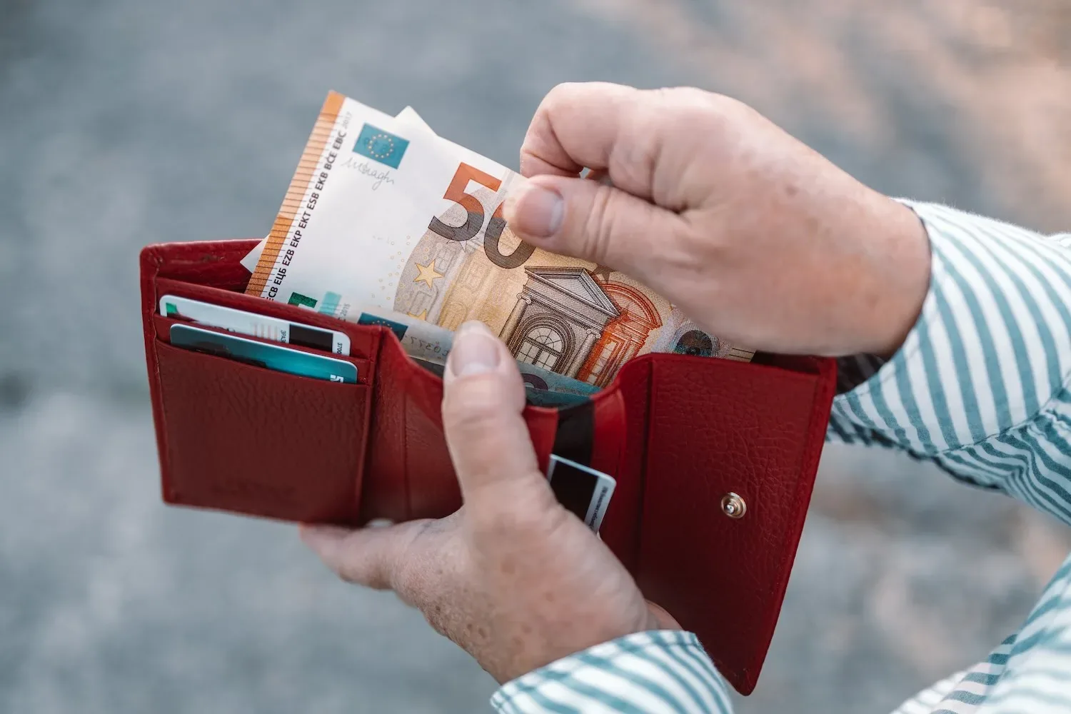 Dit is waarom het verdacht is als je vader of moeder alles ineens contant betaalt