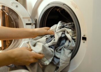 Door deze simpele truc zorg jij ervoor dat je dekbedovertrek je overige was niet meer opeet