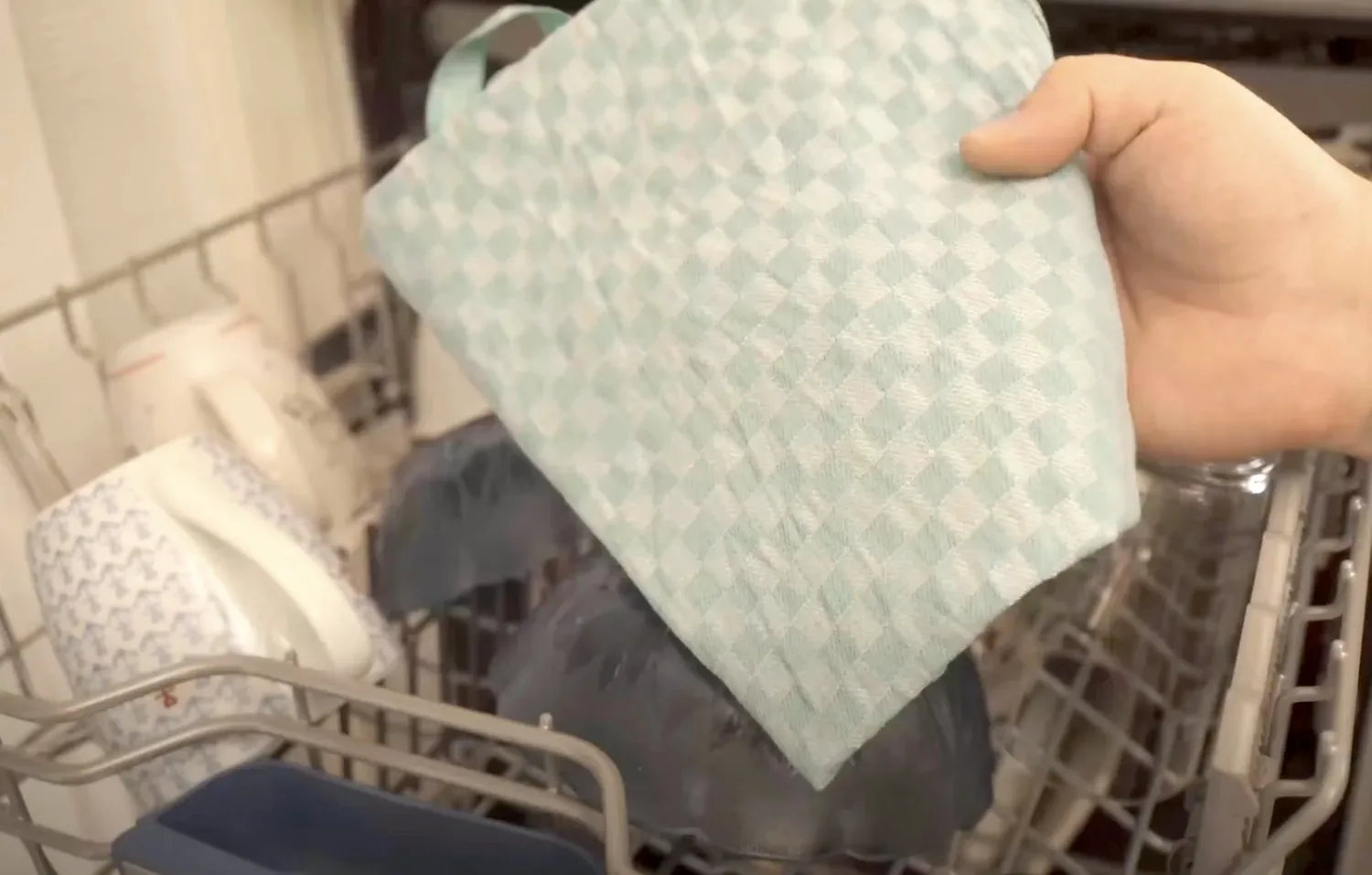 Dit is waarom je een theedoek in de vaatwasser moet doen