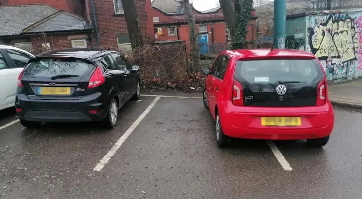Hij parkeert dubbel op de parkeerplaats en ze laten deze interressante brief achter