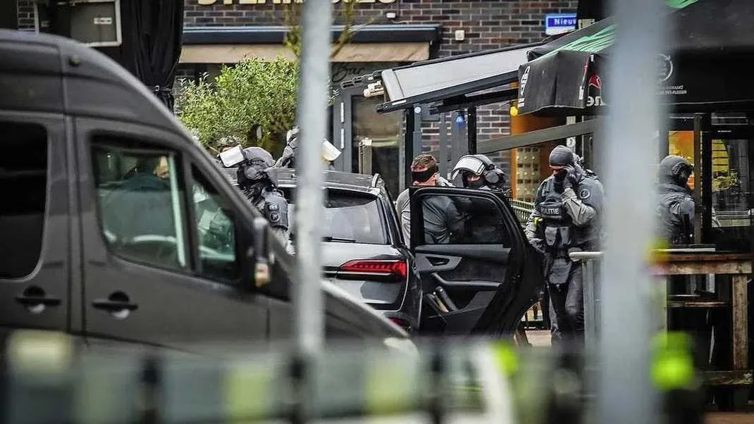 Ede in de greep van gijzeling: Groot drama in Feestcafé Petticoat