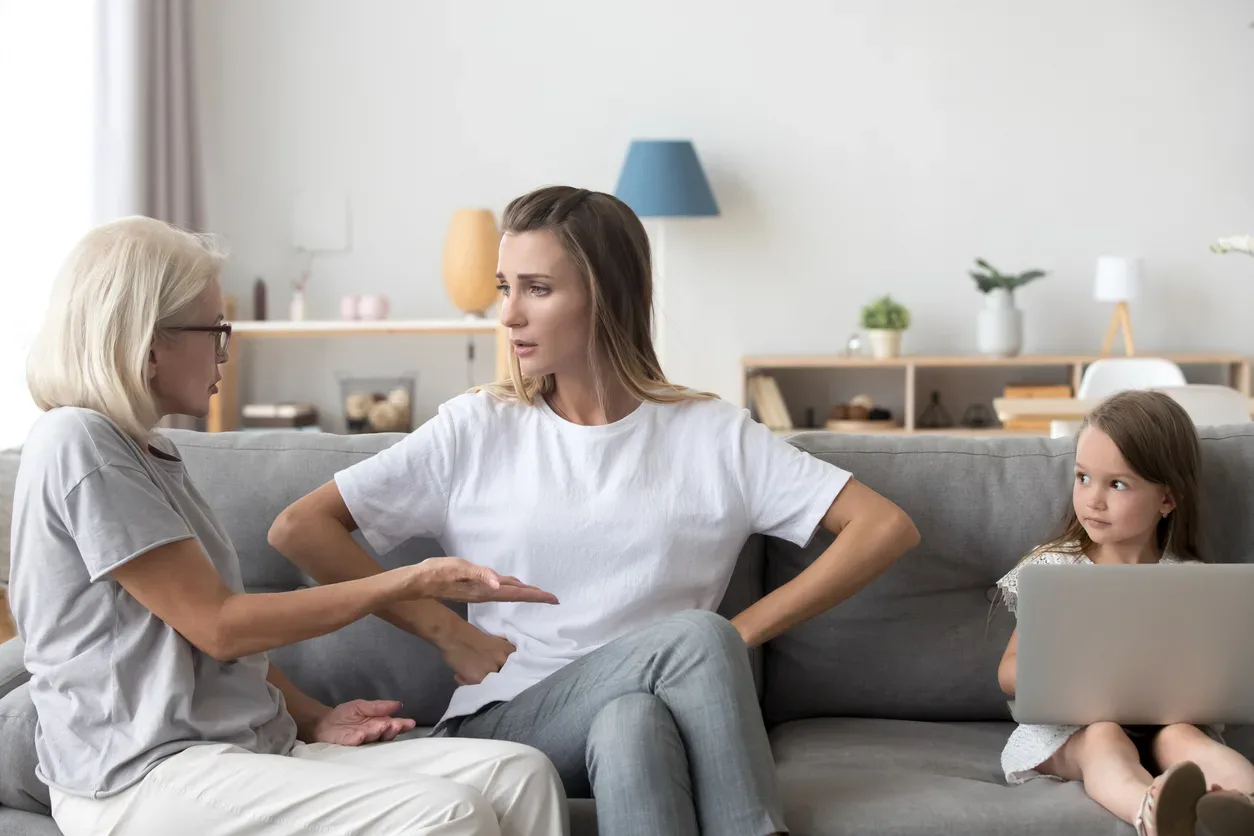 “Ben ik verkeerd om mijn moeder weg te sturen nadat zij mijn dochter “onvrouwelijk” noemde?”