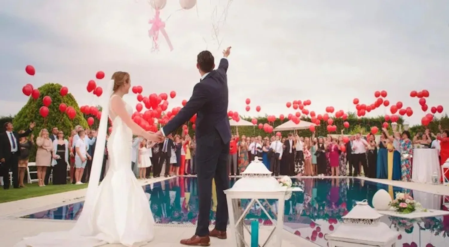 Zij zijn beide werkloos en organiseren een inzamelingsactie voor hun bruiloft