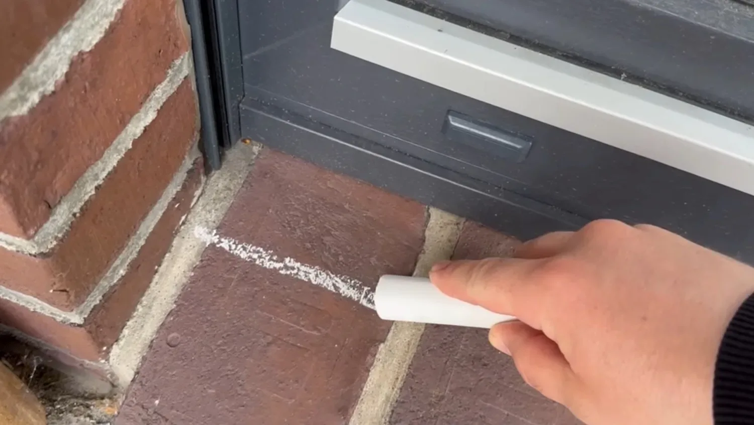 Hij trekt een lijn met stoepkrijt voor zijn deur. De reden? Dit geloof je nooit!