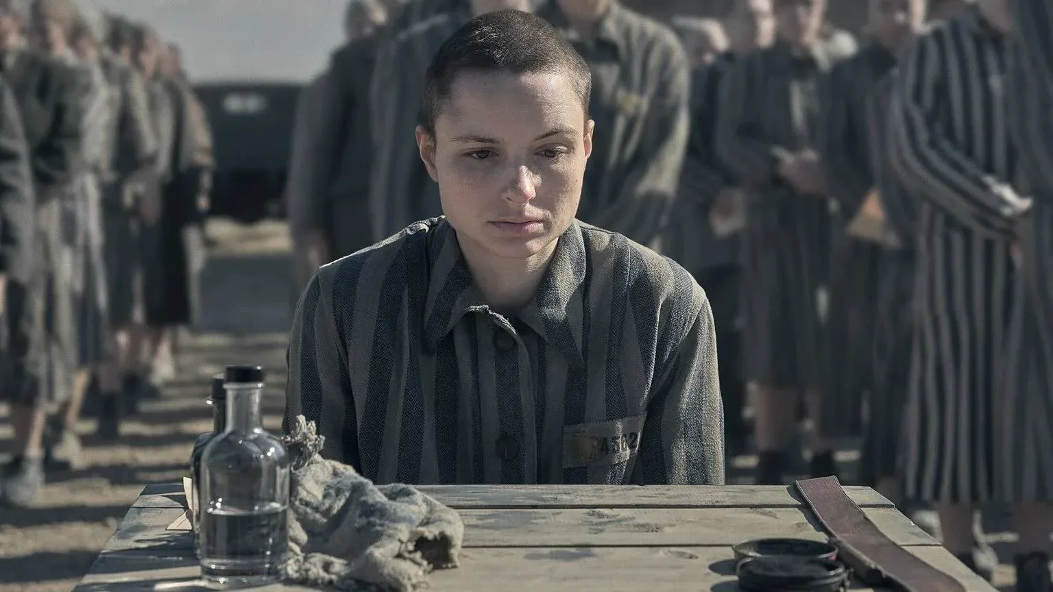 Nieuwe oorlogsserie met Tarantino-ster brengt Auschwitz tot leven