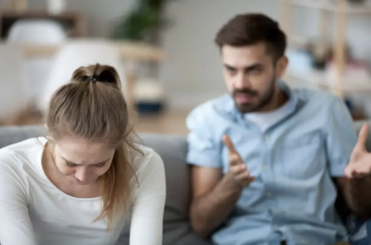 “Ik lachte mijn vrouw’s vriendin uit om haar dating logica, ben ik fout?”