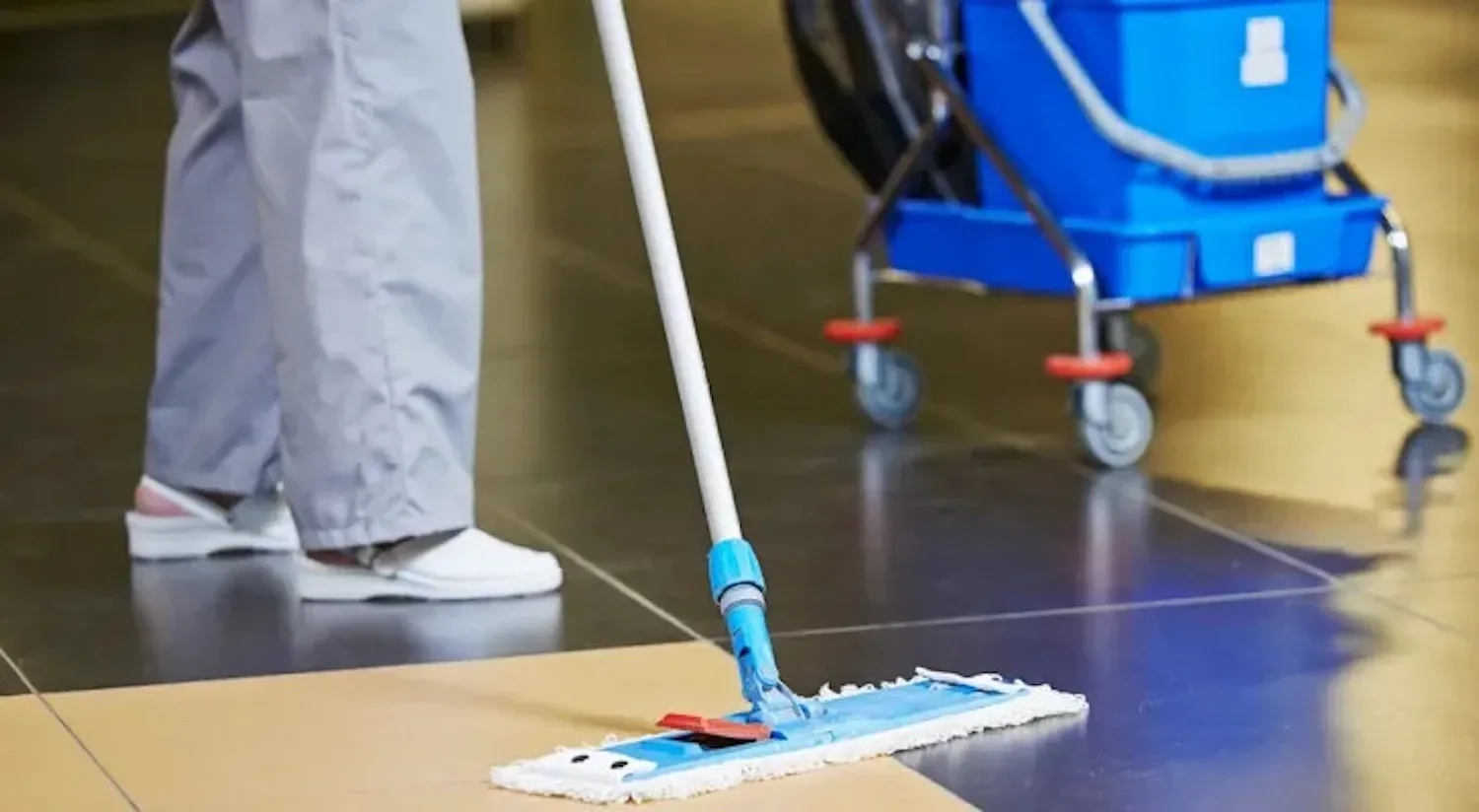 Schoonmaakster wordt ontslagen nadat ze tijdens een vergadering stiekem iets eet