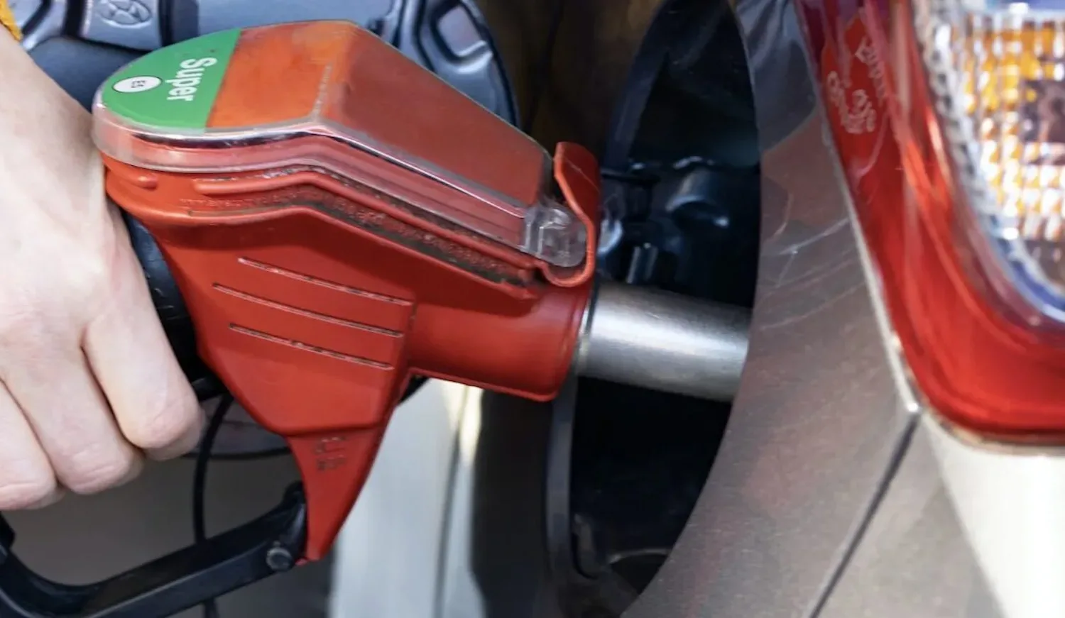 Tanken in Nederland is wéér duurder geworden!