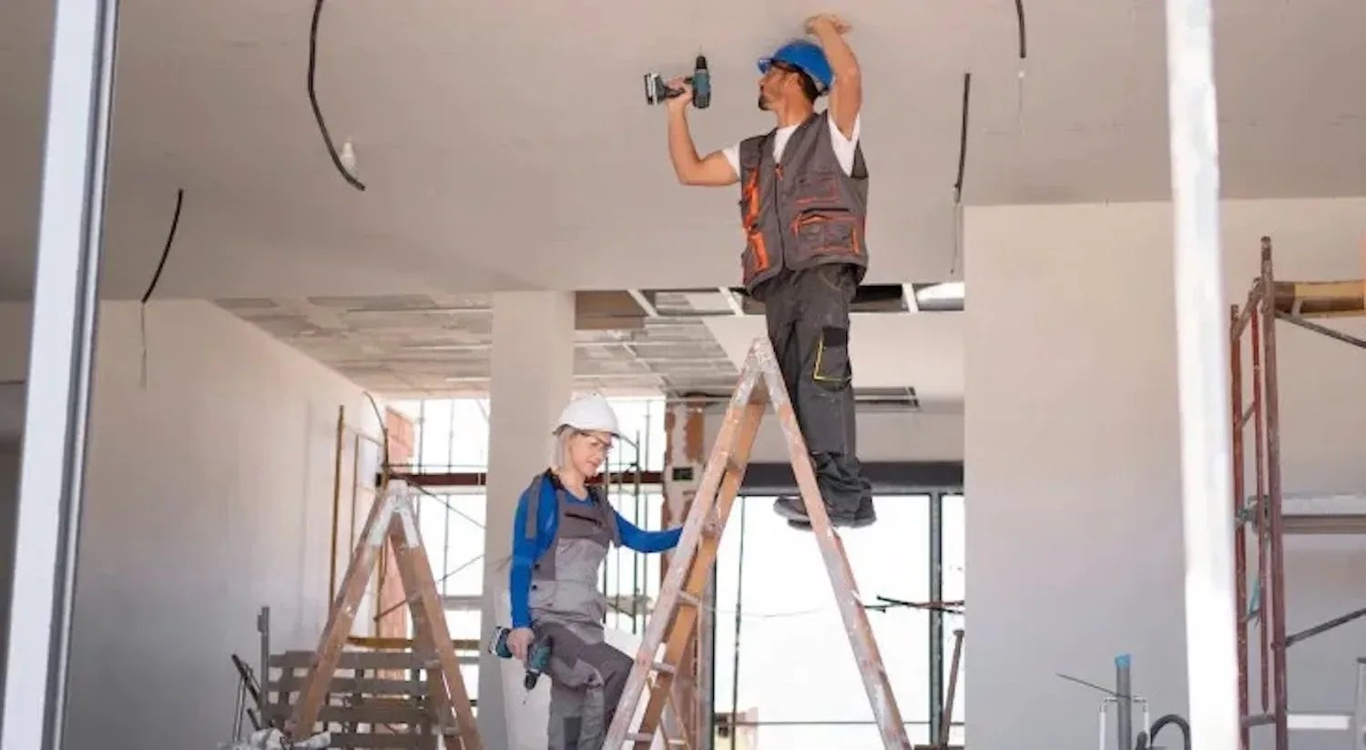 Zwangere vrouw, mevrouw Stel, eist uitstel van buurman’s huisrenovatie