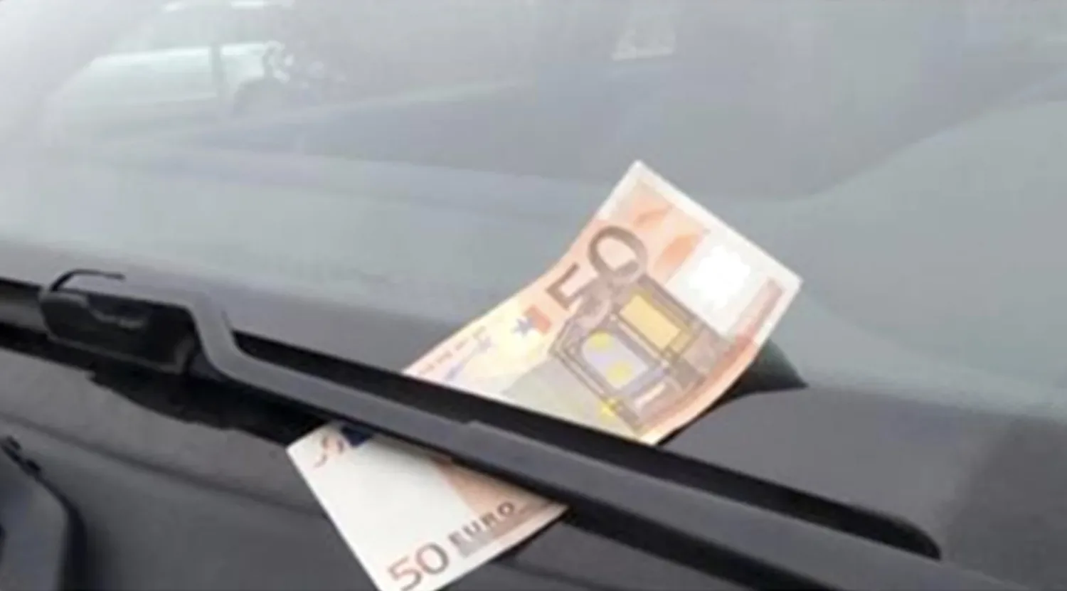 Dit is waarom je briefgeld onder je ruitenwisser niet moet vertrouwen