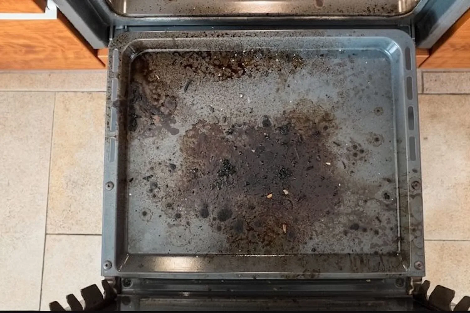 Supertip: zó krijg je je bakplaat schoon zonder er enige moeite voor te doen!