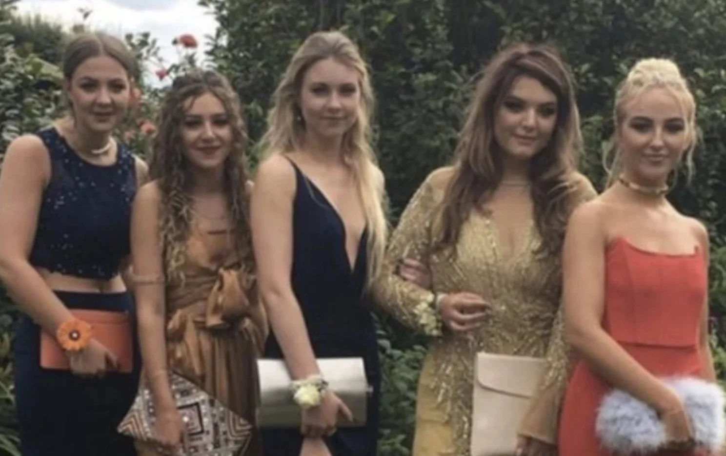 Galafoto van 5 meiden zorgt voor ophef vanwege één verborgen detail – zie jij wat er niet klopt?