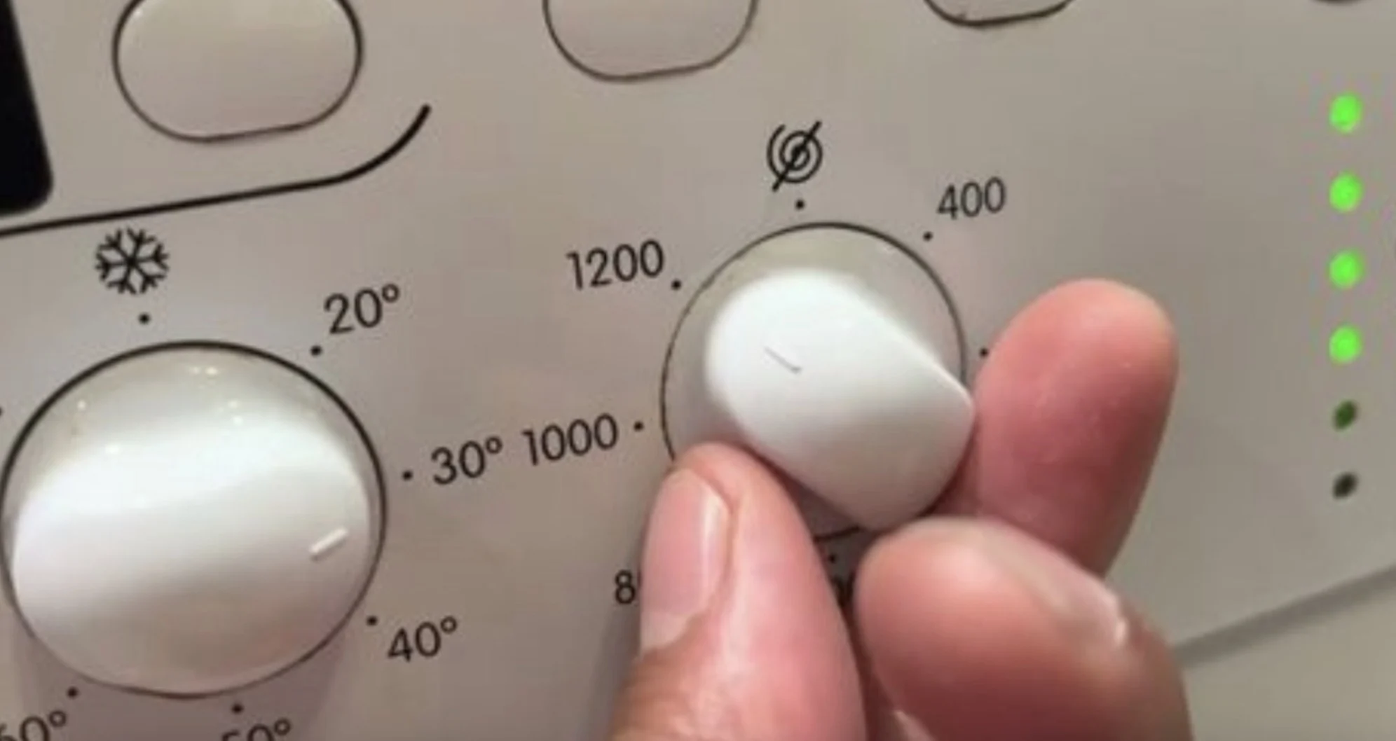 Zet je wasmachine nooit meer op 40 graden – dit is de briljante reden!