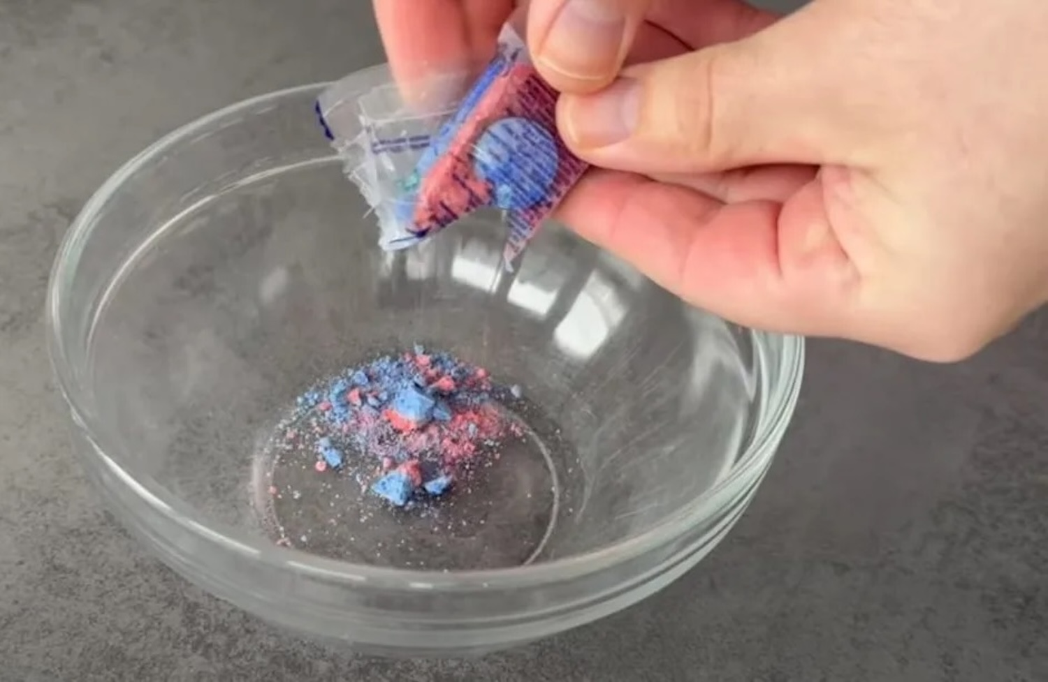 Hij vergruist een vaatwastablet en doet deze in een kom. Dit ga jij in het vervolg ook doen!