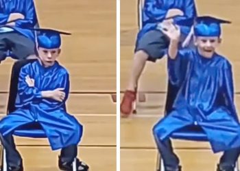 Hij kijkt om zich heen en is verdrietig omdat zijn ouders niet bij hem zijn