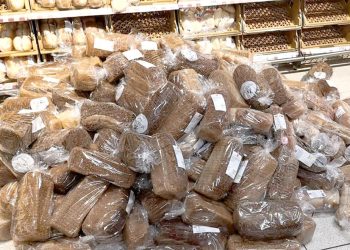 Medewerker plaatst foto waarop te zien is wat er met onverkocht brood gebeurt