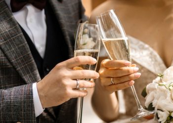 Hij wil de hand van zijn vriendin vragen tijdens de bruiloft van haar zus: het bruidspaar verzet zich