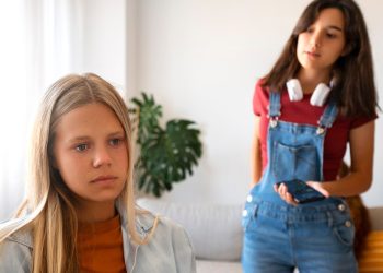 Man maakt ruzie met zijn vrouw: “We kunnen onze dochter niet dwingen tijd door te brengen met wie jij wilt”