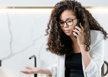 Vrouw verpest het feest van haar moeder