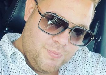 Video: Mark Gillis doet zeer ongemakkelijke versierpoging