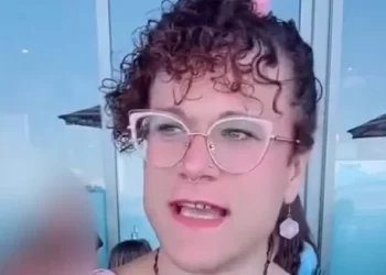 ZIEN: Transgender woedend na vergissing in restaurant: “Ik ben geen meneer”