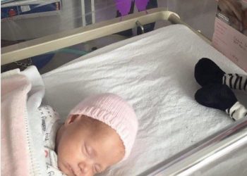 Dit is de betekenis van een paarse vlindersticker bij een pasgeboren baby