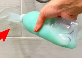 Schimmel of kalk in de badkamer verdwijnen als sneeuw voor de zon met dit goedje (je hebt het vast in huis!)