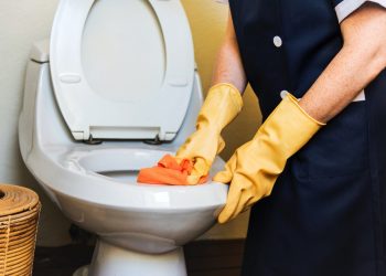 Last van bruine aanslag in het toilet? Verwijder het eenvoudig met dit gouden huismiddel!