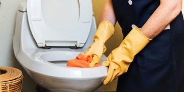 Last van bruine aanslag in het toilet? Verwijder het eenvoudig met dit gouden huismiddel!